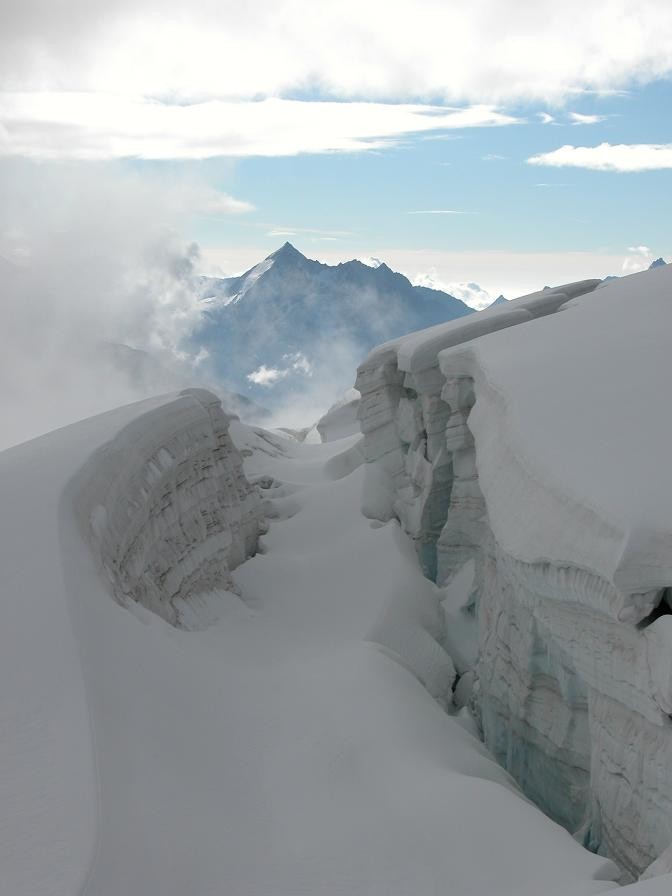 Crevasse béante partiellement comblée