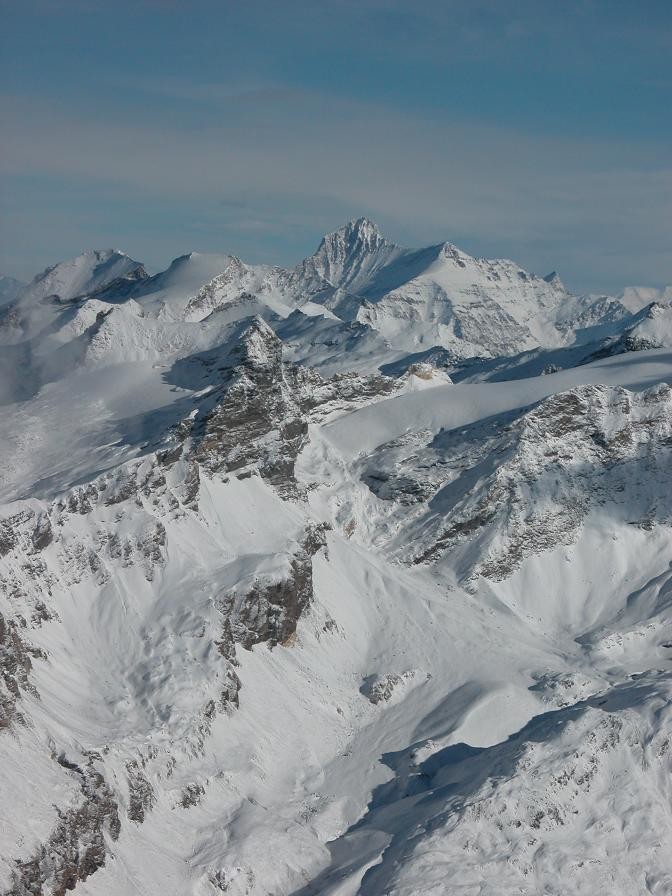 Au nord-est la Grivola