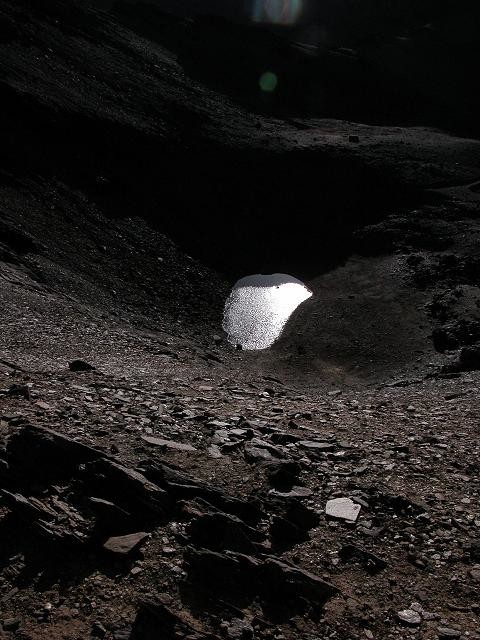 Un lac en altitude reflète les lueurs du jour naissant