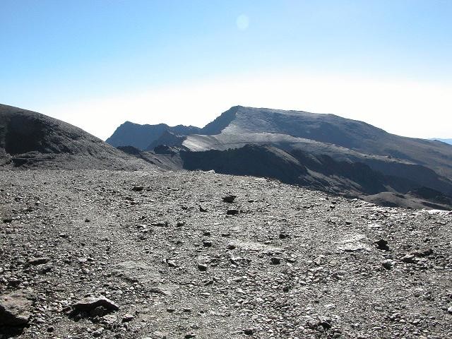 La crête du Pico Veleta jsuqu'a l'Alcazaba au loin , le mulhacen est au centre