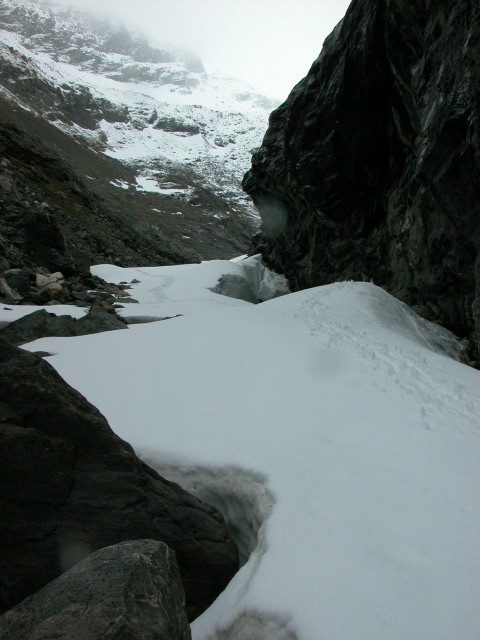 Pont de neige au dessus du torrent dans le vallon du Baounet