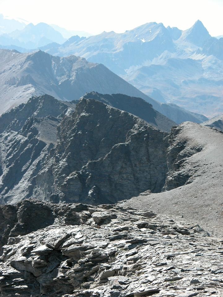 La crête vue du sommet, au fond le Pic du Thabor