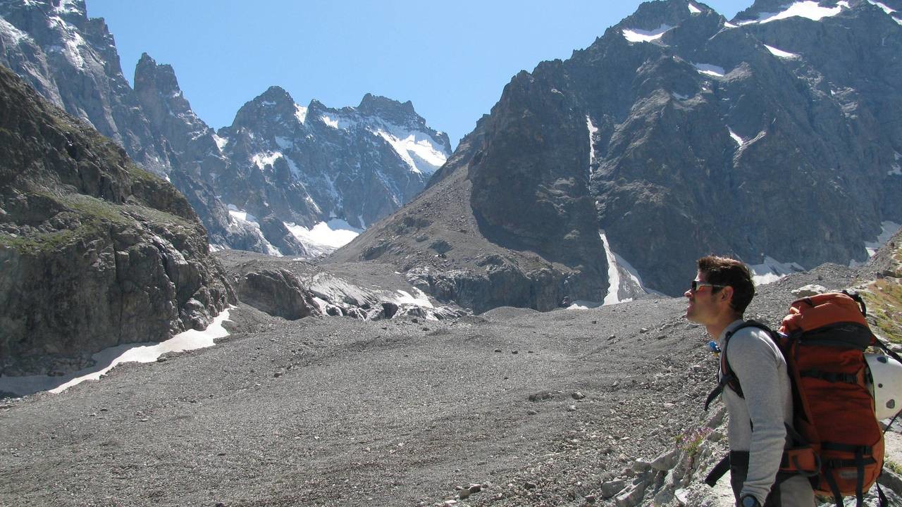 Le glacier noir, le Pic sans nom et les Ailefroides au fond
