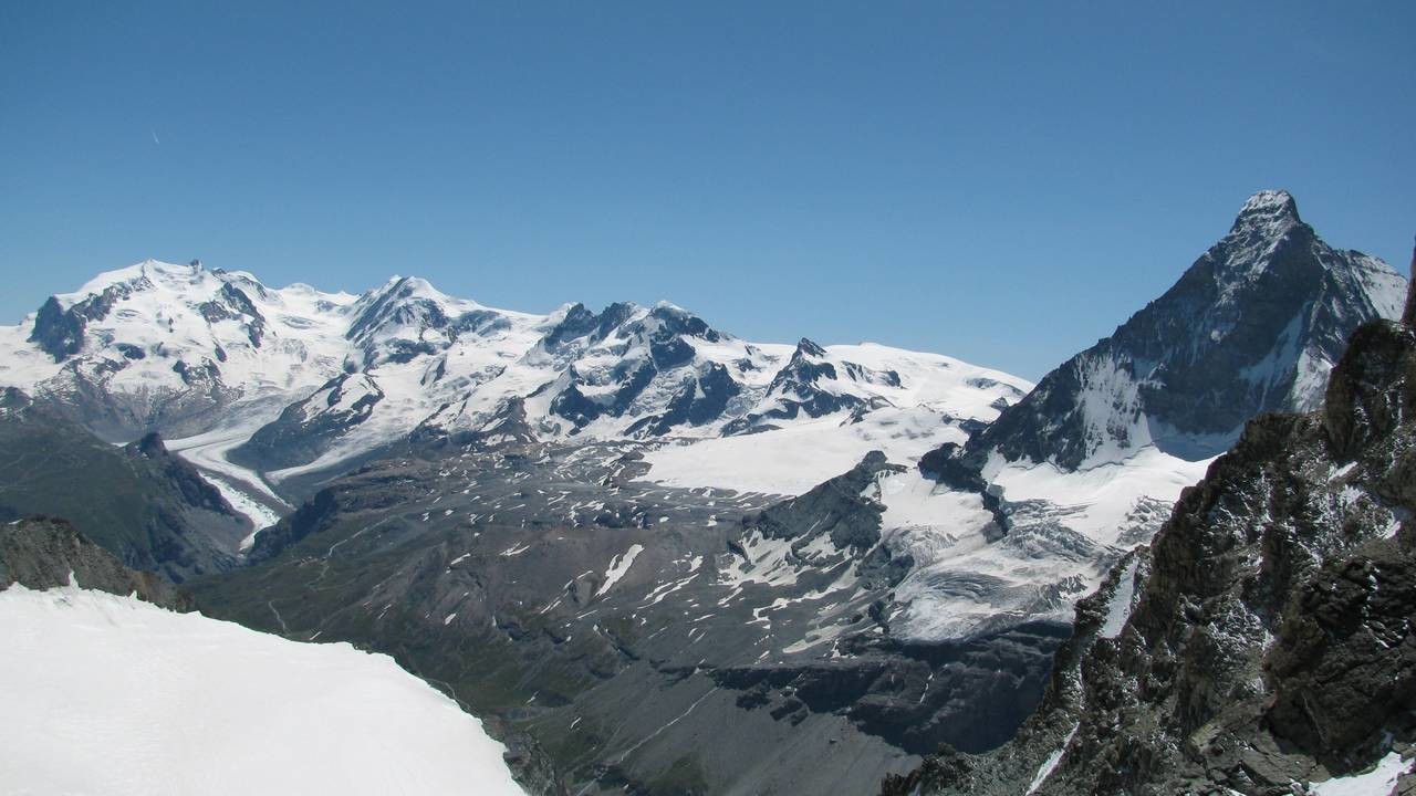 Vue générale sur les 4000 frontaliers, de g à d Mt Rose, Lyskamm, Castor/Pollux/Breithorn, Cervin