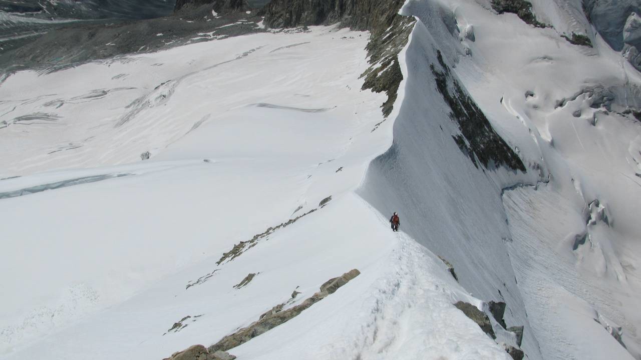L'arête neigeuse en dessous de l'épaule