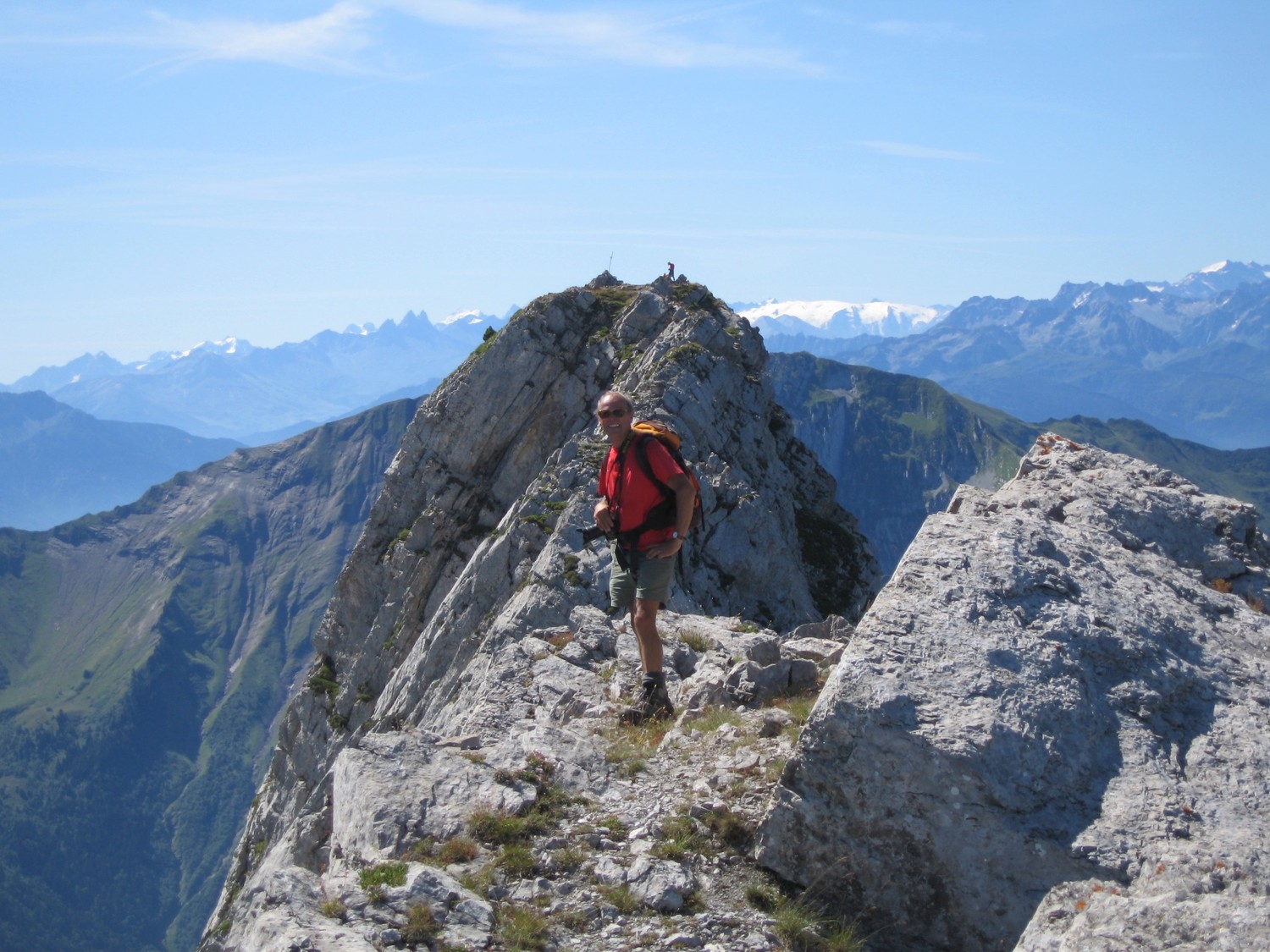 Pierre dans l'axe du sommet de l'Arcalod, avec les Aiguilles d'Arves en AR plan.
