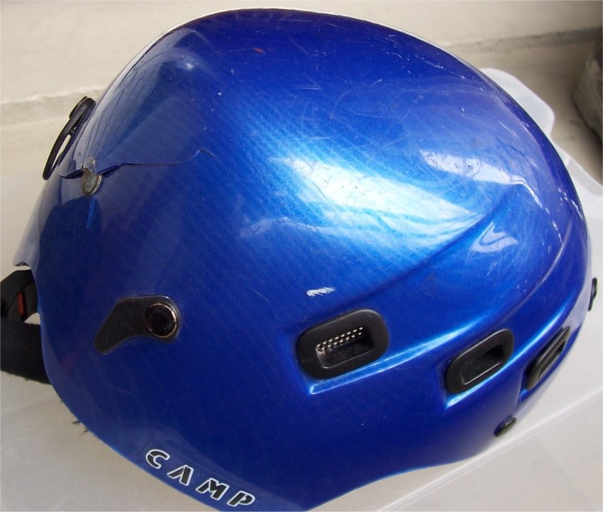 mon casque après l'avalanche de pierres