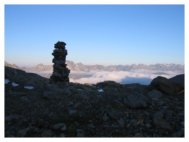 Le cairn avant les petits lacs dans la marche d'approche