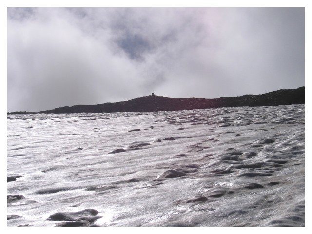 le cairn sur l'arête reliant la Becca Bianca et la Monte Paramont