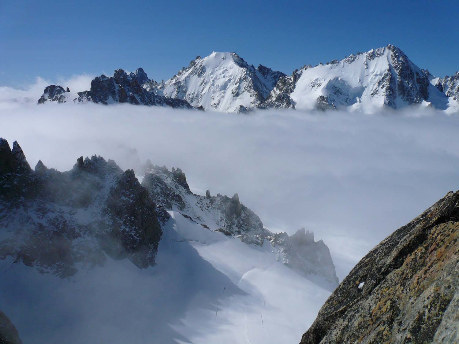 L'aiguille d'Argentière et le Chardonnet au dessus de la brume