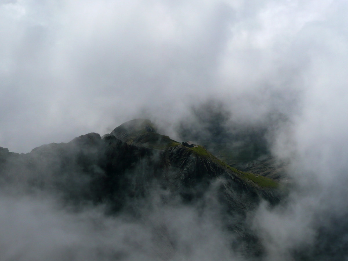 Cabane Rambert vue de l'arête de saille au Muveran