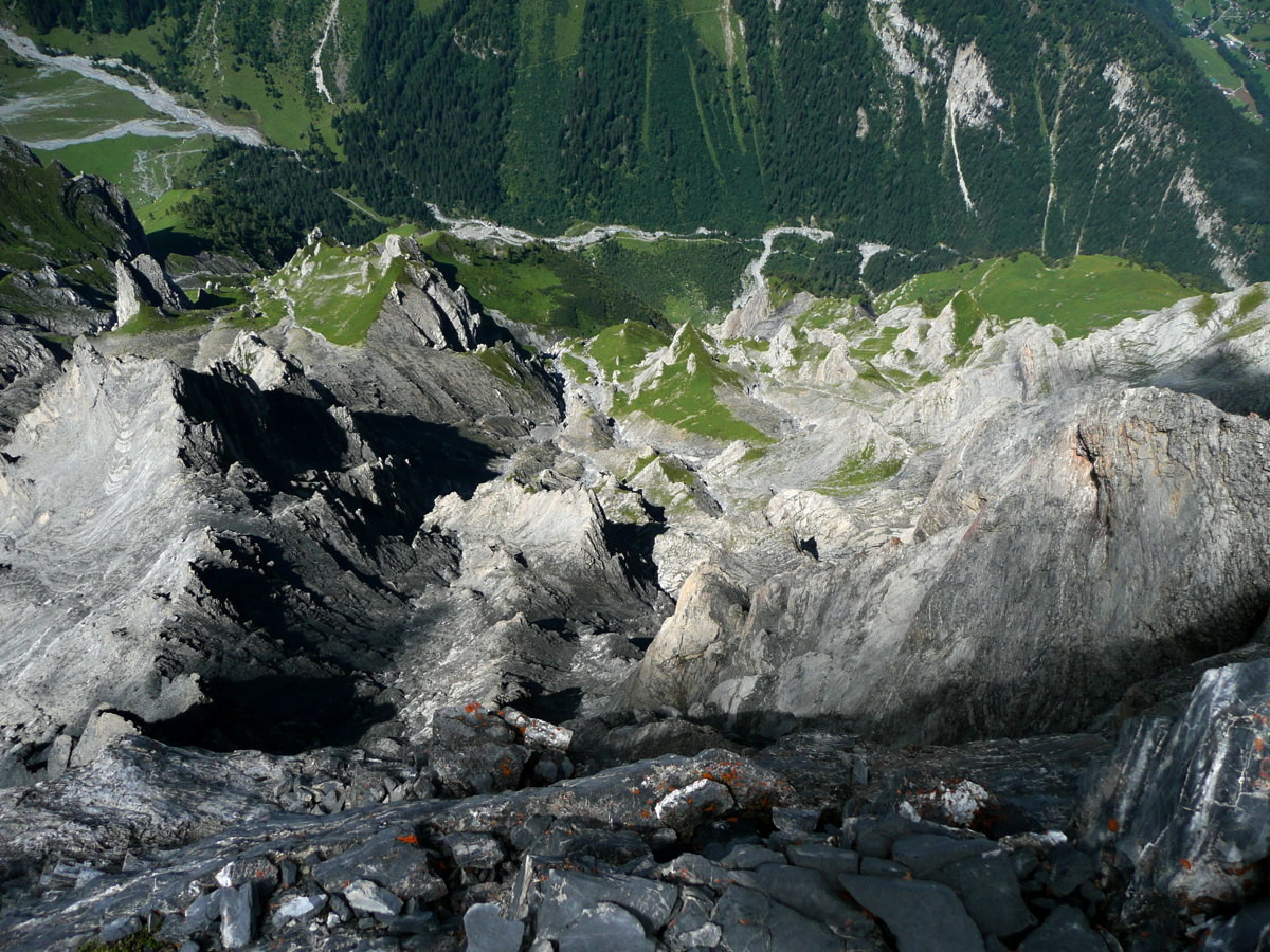 Vue plongeante sur Pont de Nant depuis l'arête de Saille au Muveran