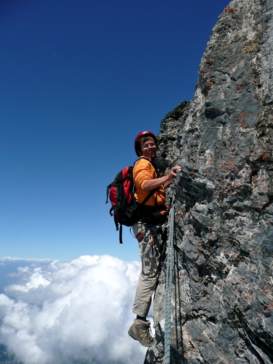 Vire exposée sur le haut de l'arête de saille au Muveran