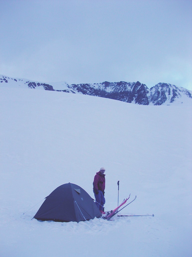 Le campement dans la neige, avec notre objectif à l'arrière-plan : le pic de Lustou