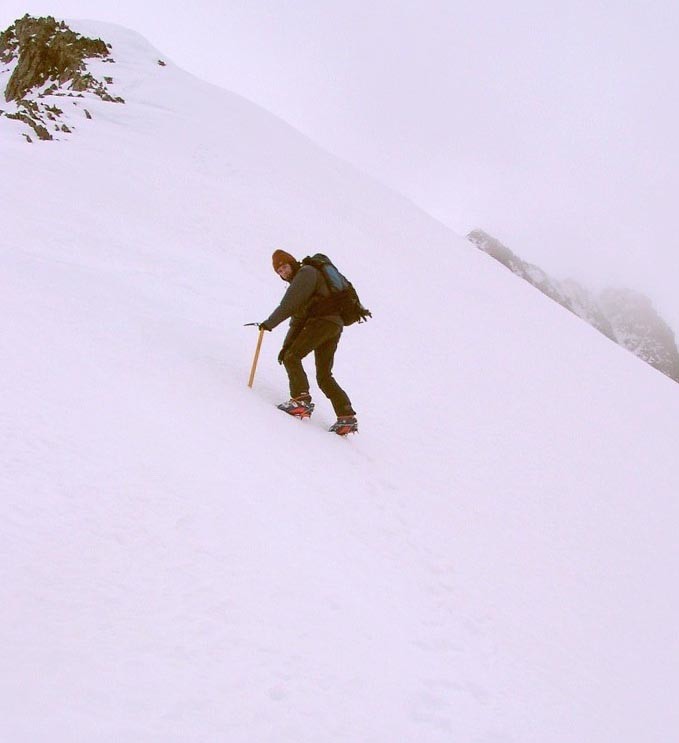 On laisse les skis au bas d'une pente de neige qui permet d'atteindre l'arête