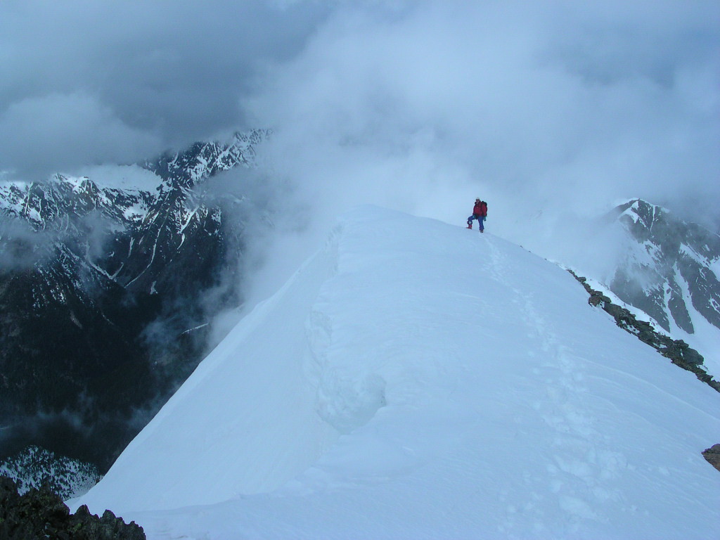 L'arête est d'abord en neige
