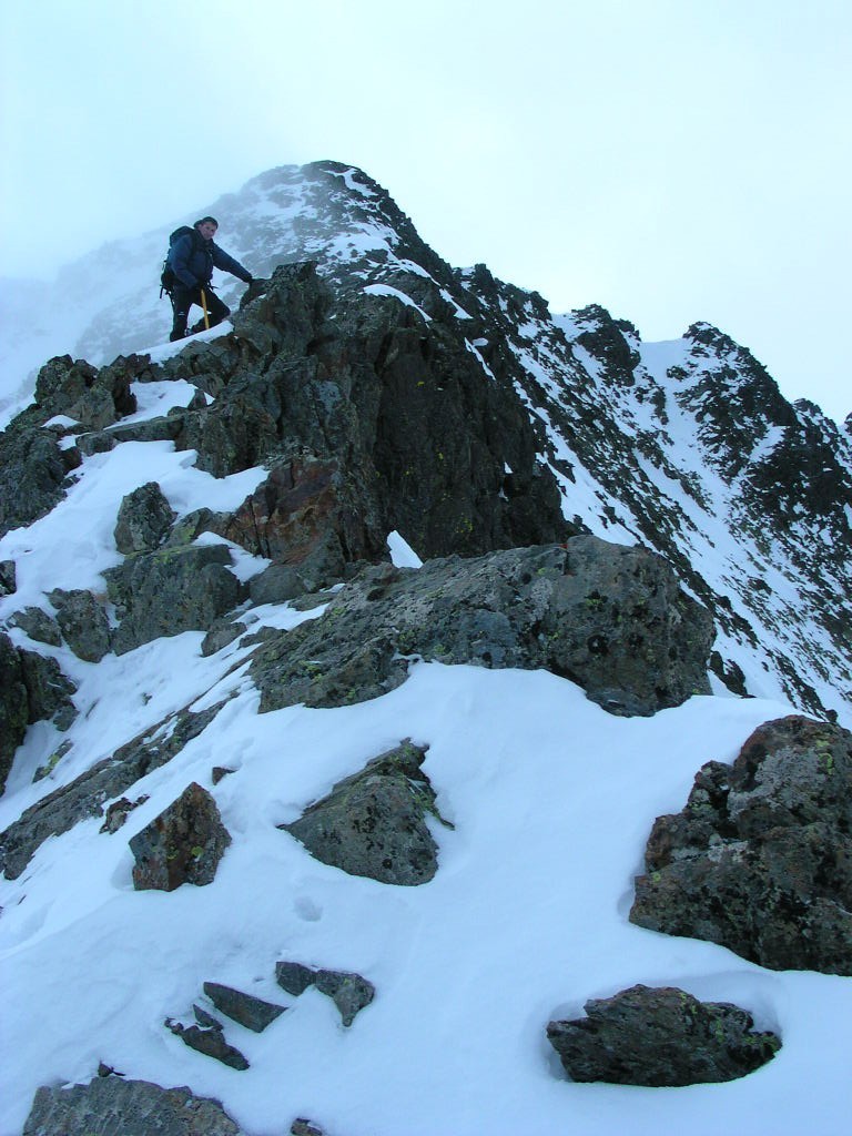 ... puis elle se poursuit sur des rochers faciles