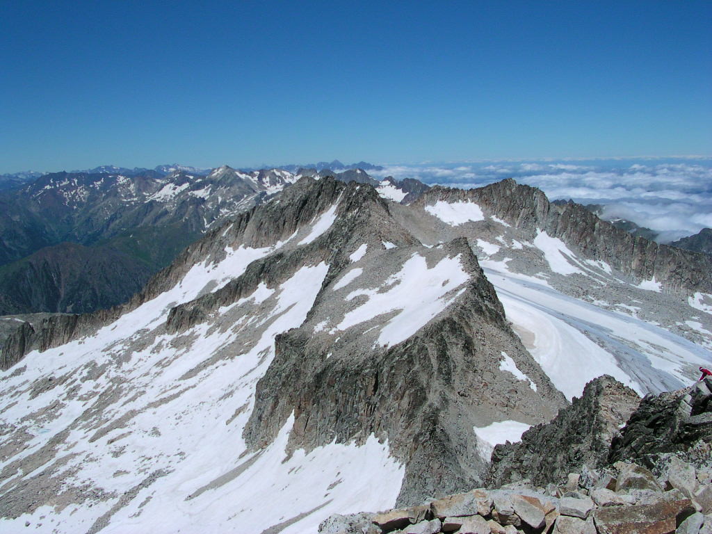 vue du sommet sur la Maladeta