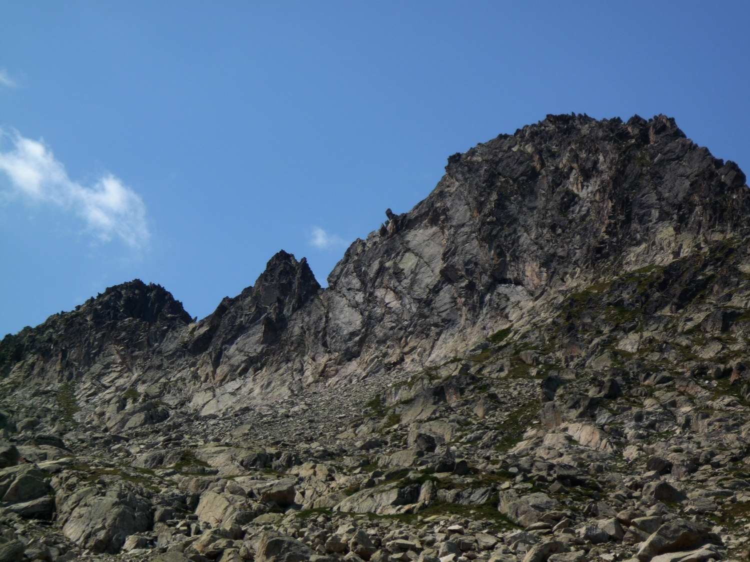 Campanal de Larrens : vue générale de Tafonis (sortie à droite de la brèche) et de l'arête