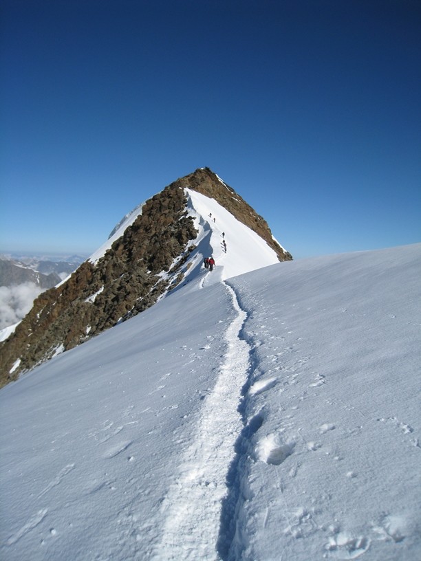 Arête neigeuse jusqu'au sommet