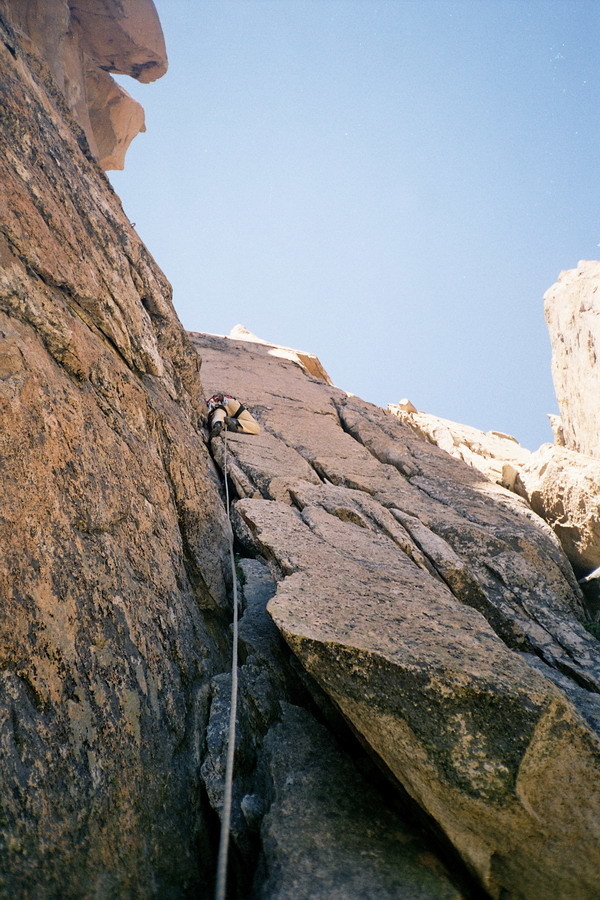 Un escalador en el famoso Diedro de Jim en Frey (Bariloche)