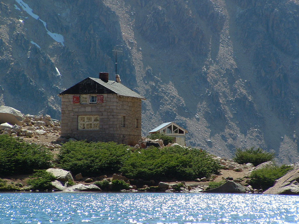 El refugio Frey y la Laguna Toncek
