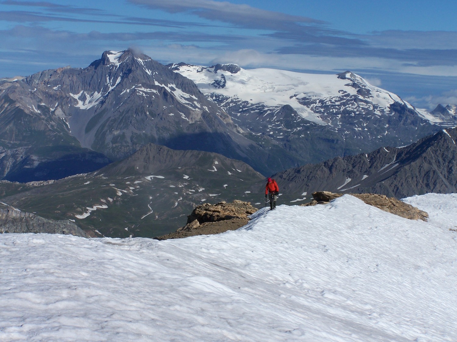 Arête sommitale du Mt Guisalet, face à la dent Parrachée et les Dômes de la Vanoise.