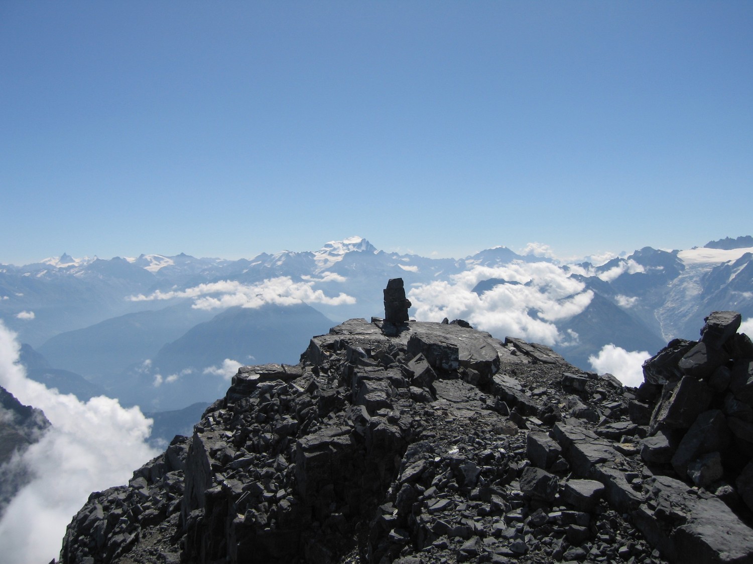 Depuis le sommet vue sur le Grand Combin ...