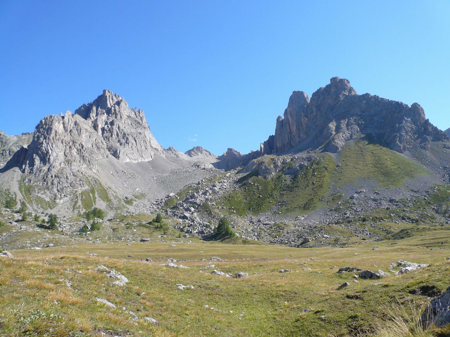 vallon de la Grande Manche: à droite, crête et cîme du Raisin; à gauche , crête du Diable
