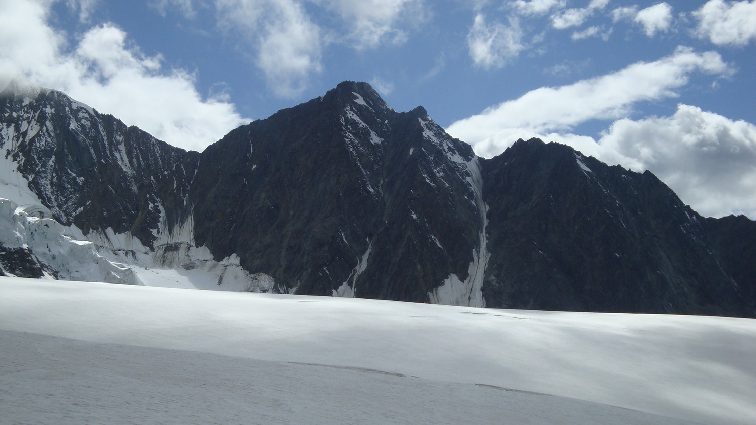 Couloirs. Dirrujoch et à droite Selle