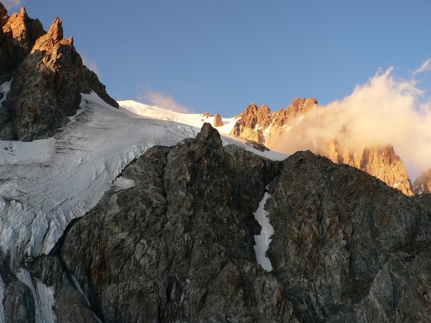 La pente à remonter au dessus du refuge et l'arête du Brouillard (à gauche).