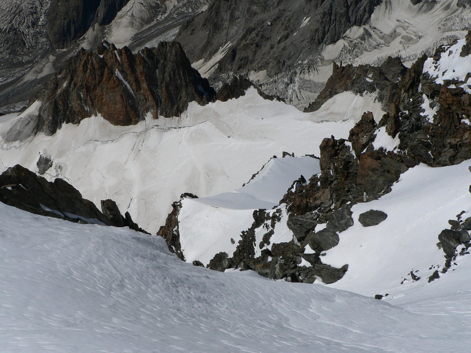 A droite, on aperçoit en bas l'arête de neige qui conduits aux derniers ressauts rocheux de l'éperon.
