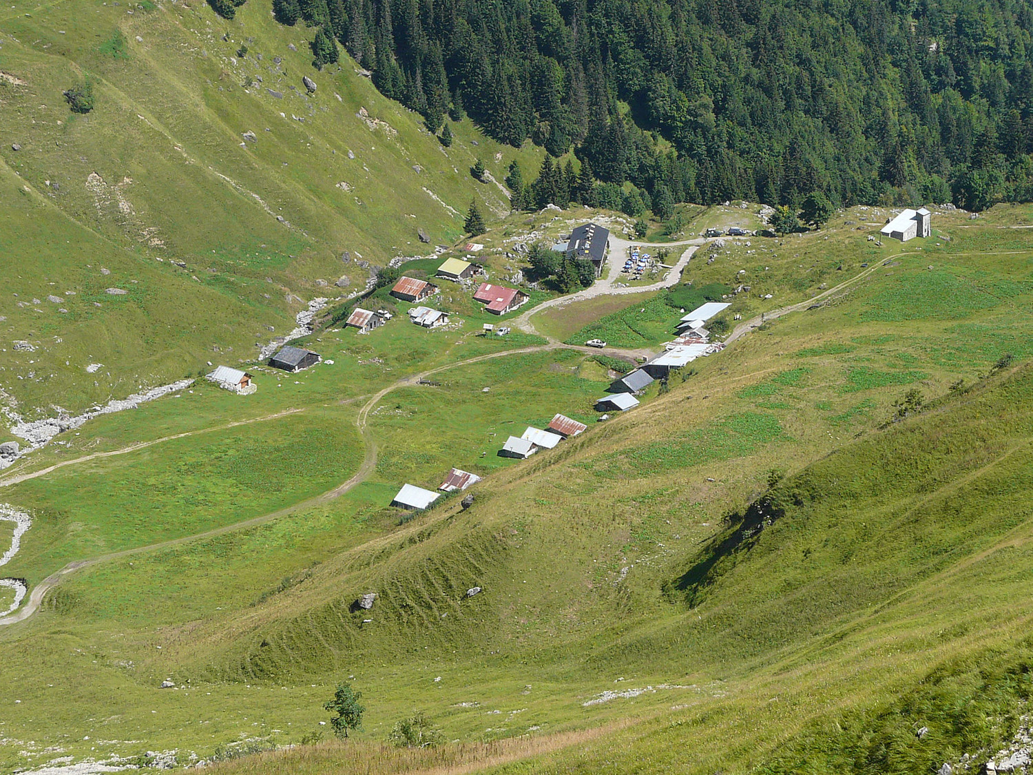 L'alpage de Doran avec le refuge au centre