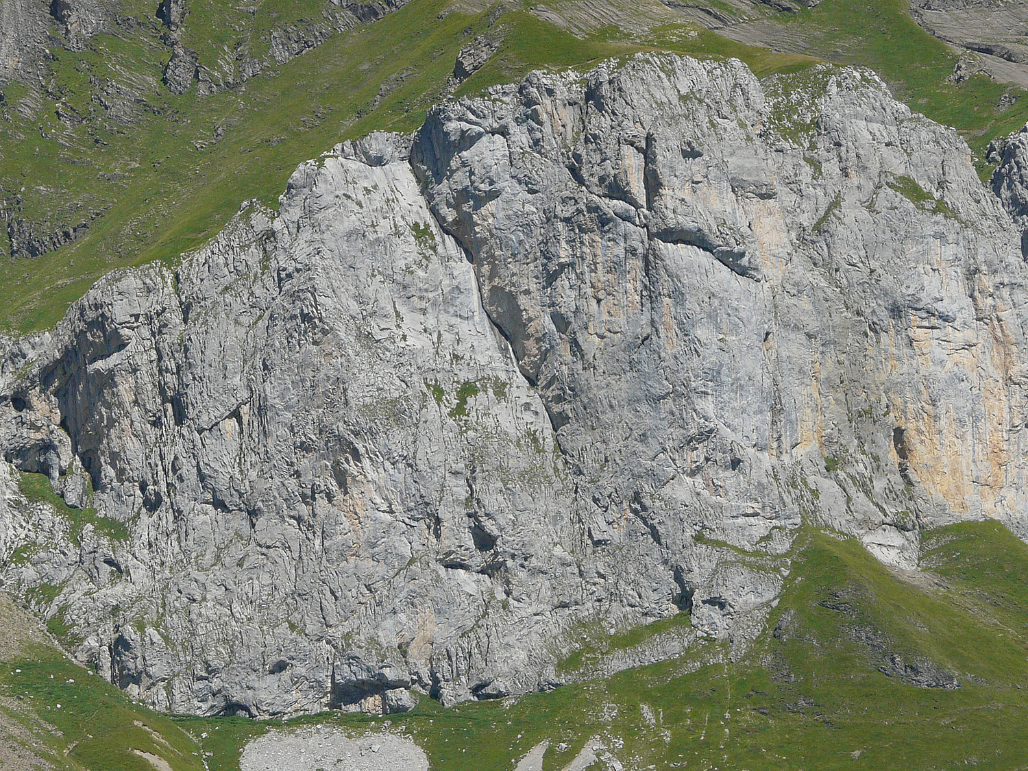 Les Tours d'Areu ( à gauche)