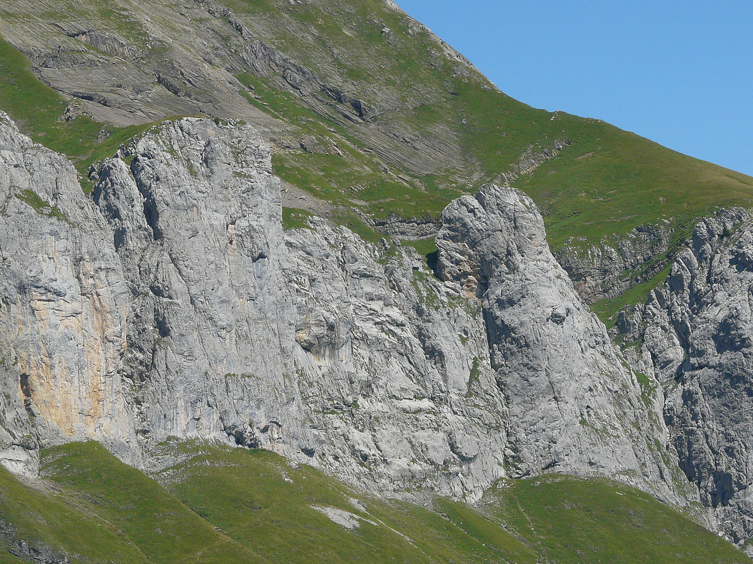 Les Tours d'Areu (au centre)