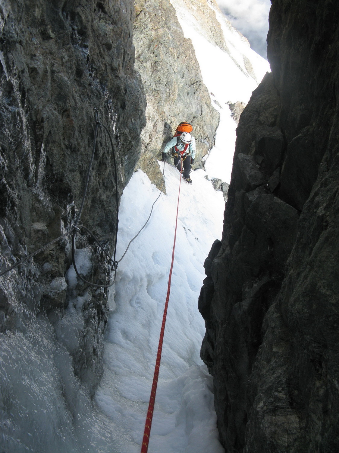 La goulotte en face N pour contourner la dent Zigsmondy. Les cables sont les bienvenus!