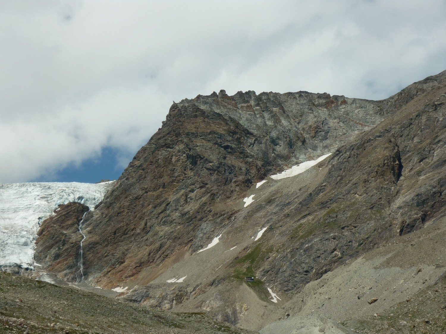 Le refuge, au loin