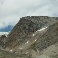 Le refuge, au loin