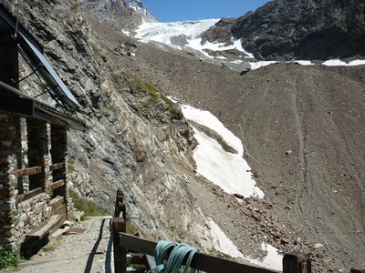De la terrase, vu sur l'itinéraire de départ de la Dent d'Hérens De la terrase, vu sur l'itinéraire de départ de la Dent d'Hérens