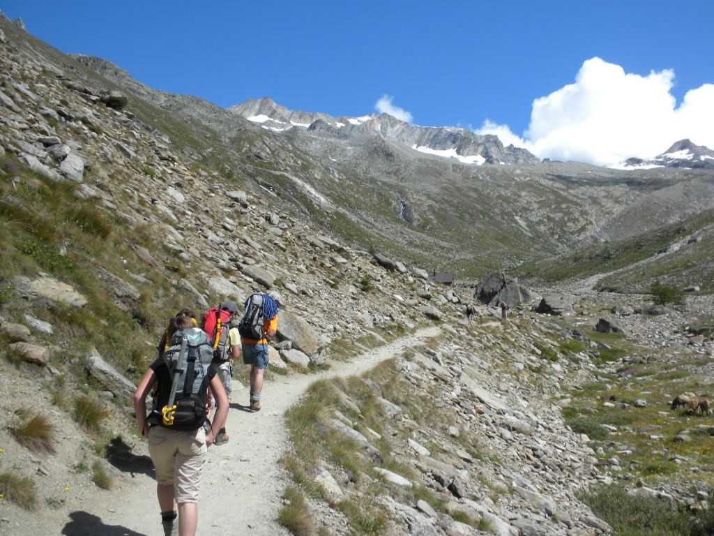 En montant à l'Almagellerhütte