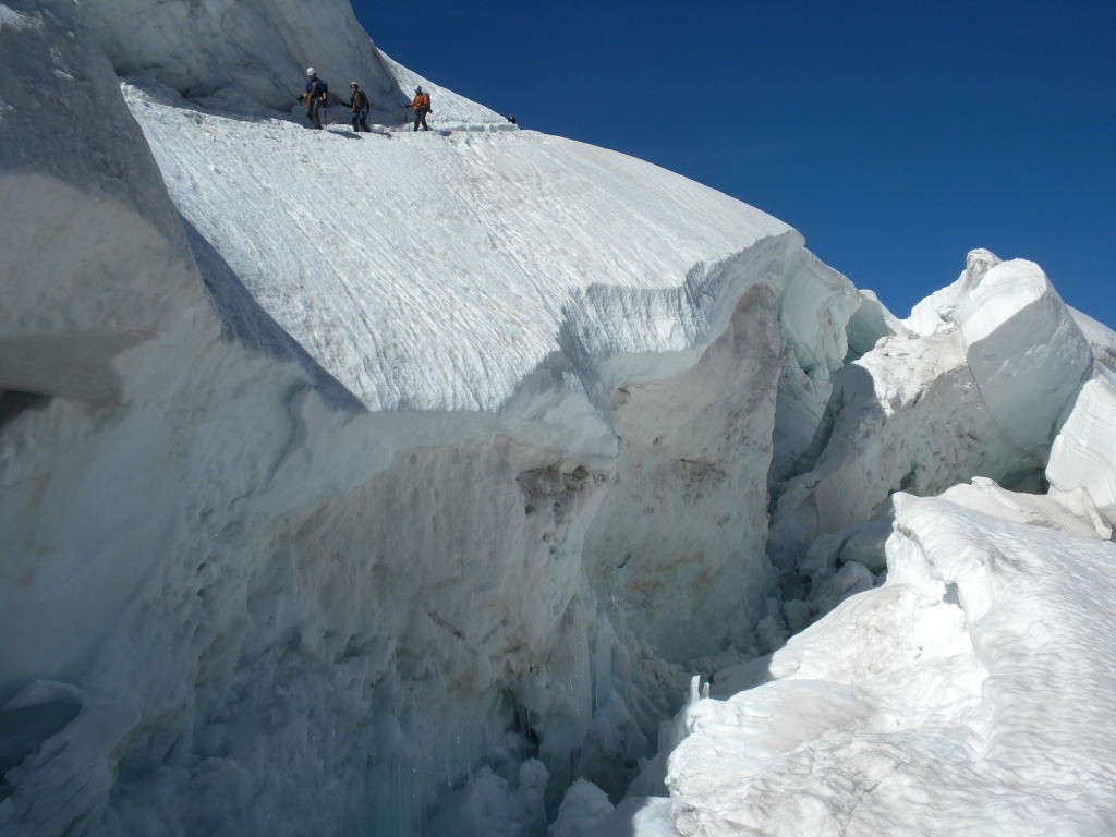 Le pasage entre les crevasses de la voie normale du Weissmiess