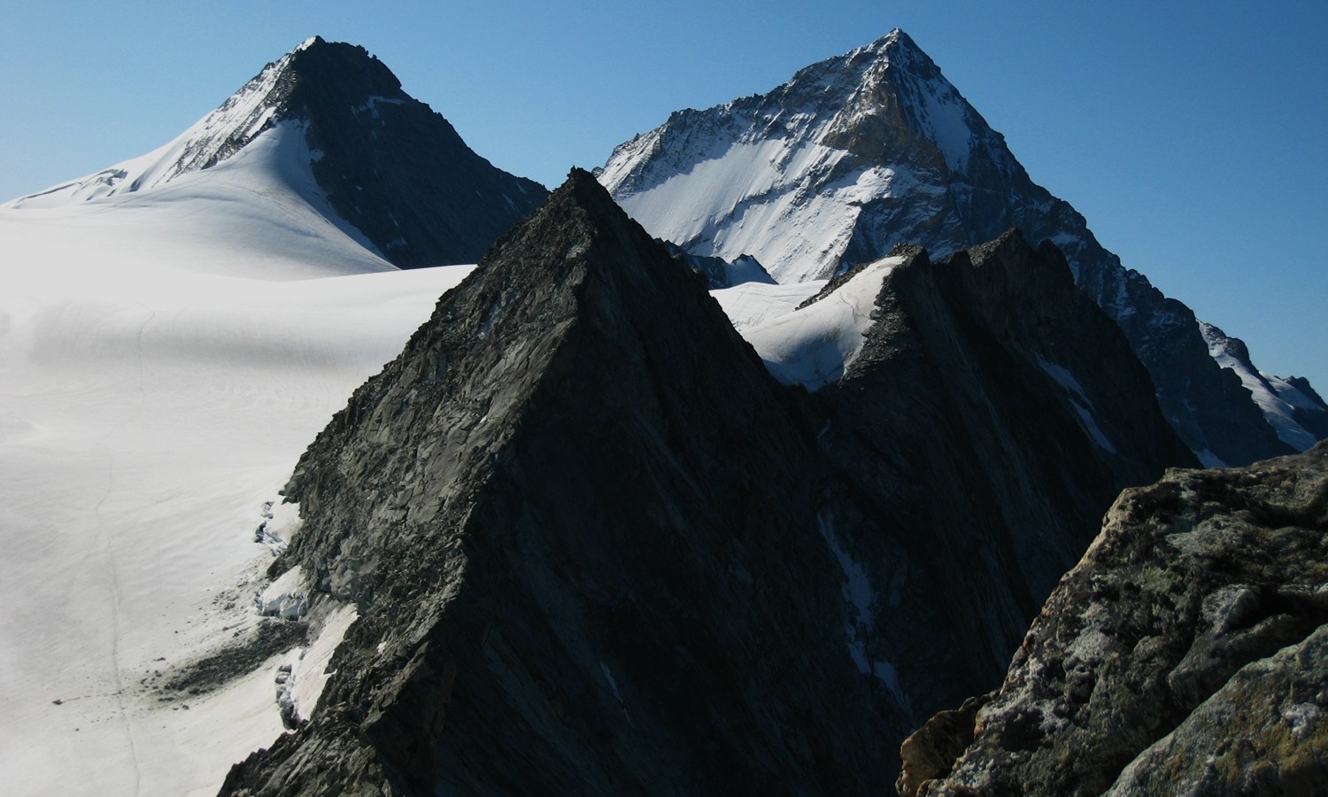Dent des Rosses et Pte de Bricola ; au fond à G le Gd Cormier, au fond à D la Dent Blanche