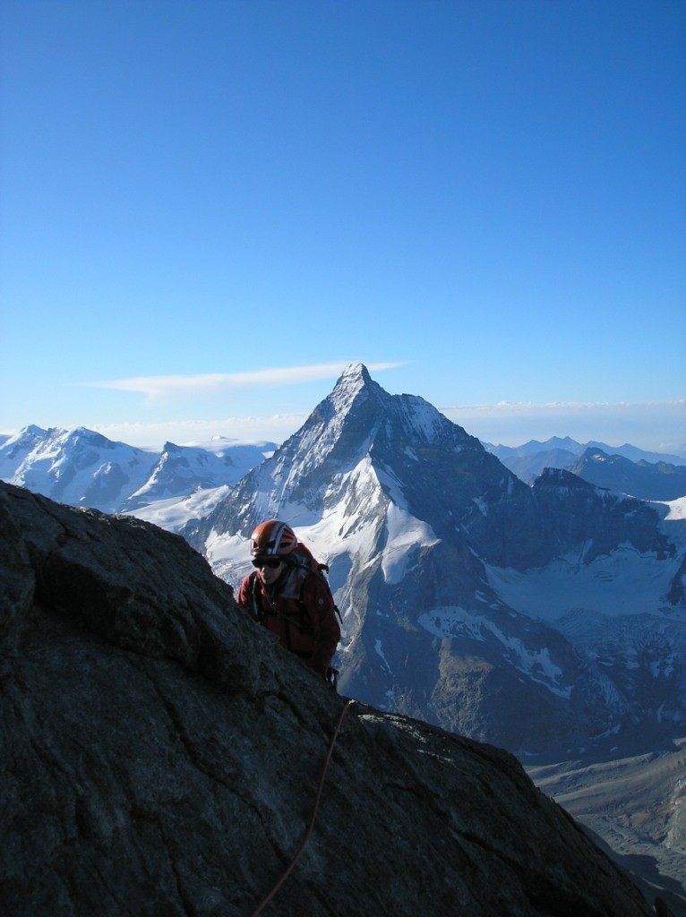 Progression sur l'arête, le Cervin en toile de fond