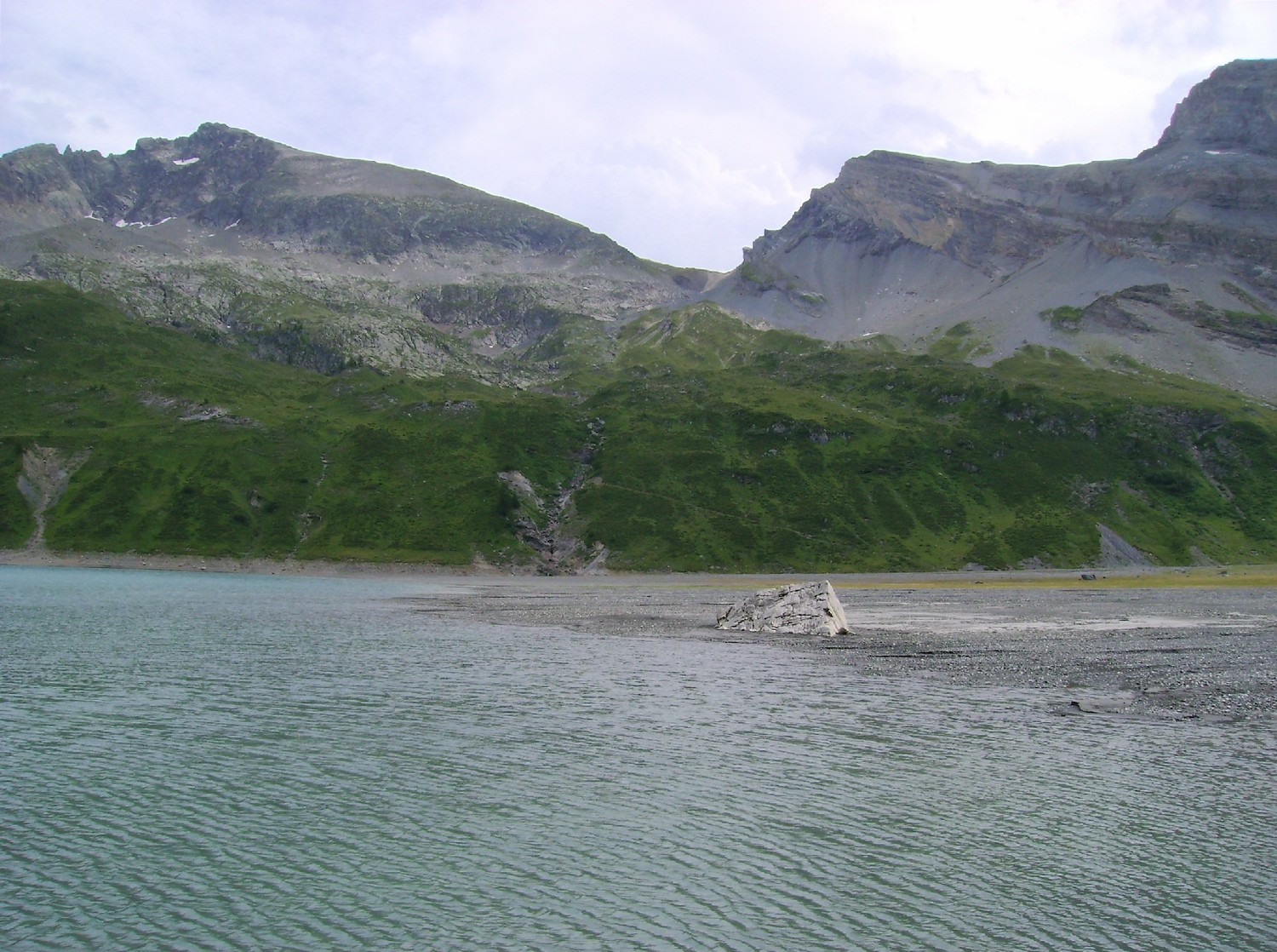 La plage de la rive SW du Lac de Salanfé