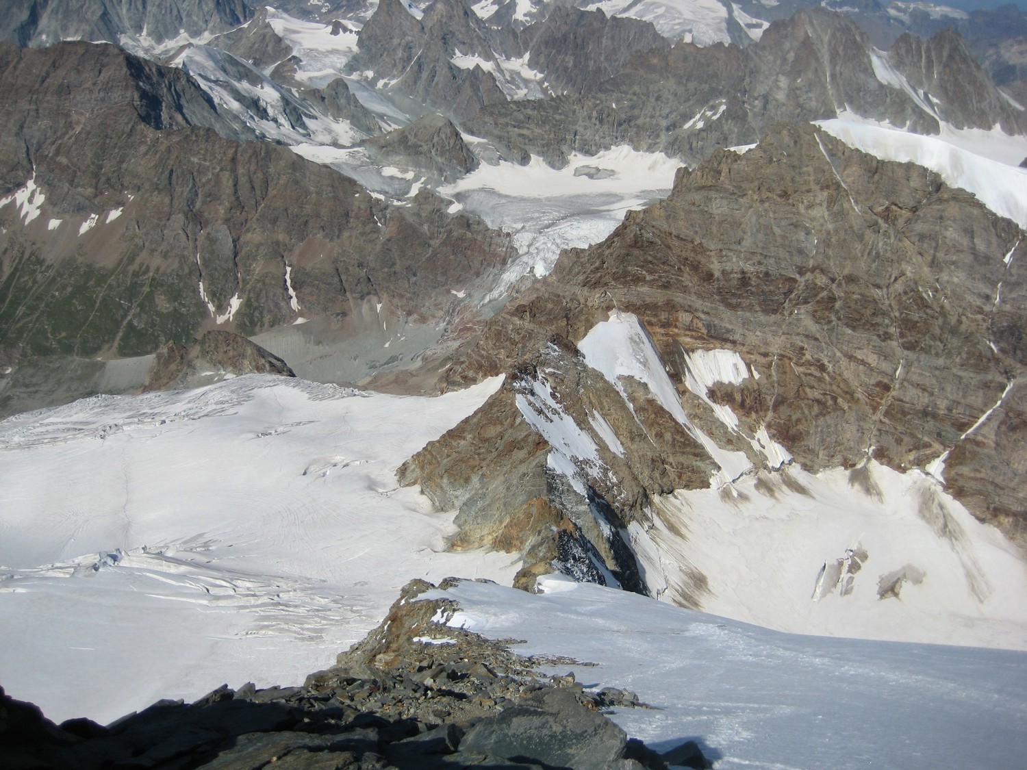 Pente du glacier NW et vue sur l'arête inférieure