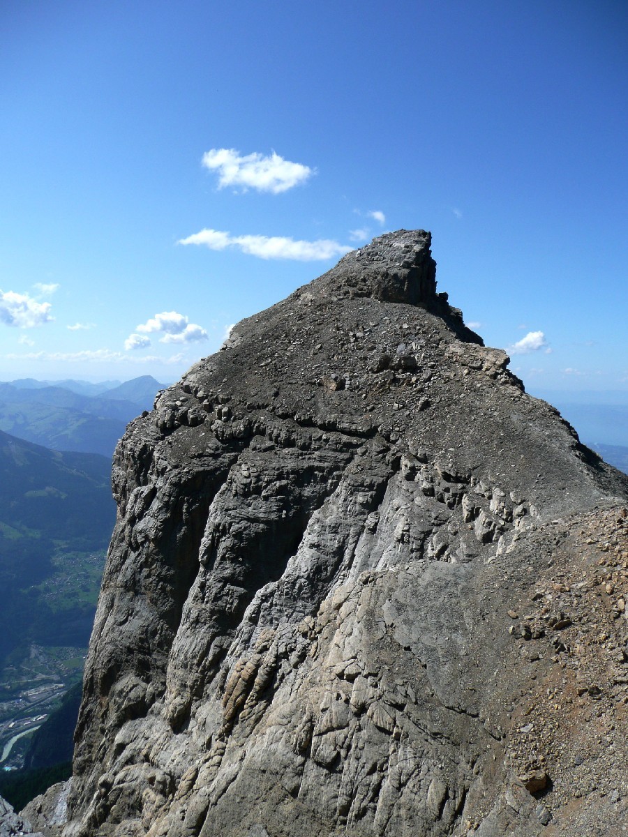 Sommet de la Petite Dent de Morcles, la Forteresse du Vide sort dans le mur de gauche