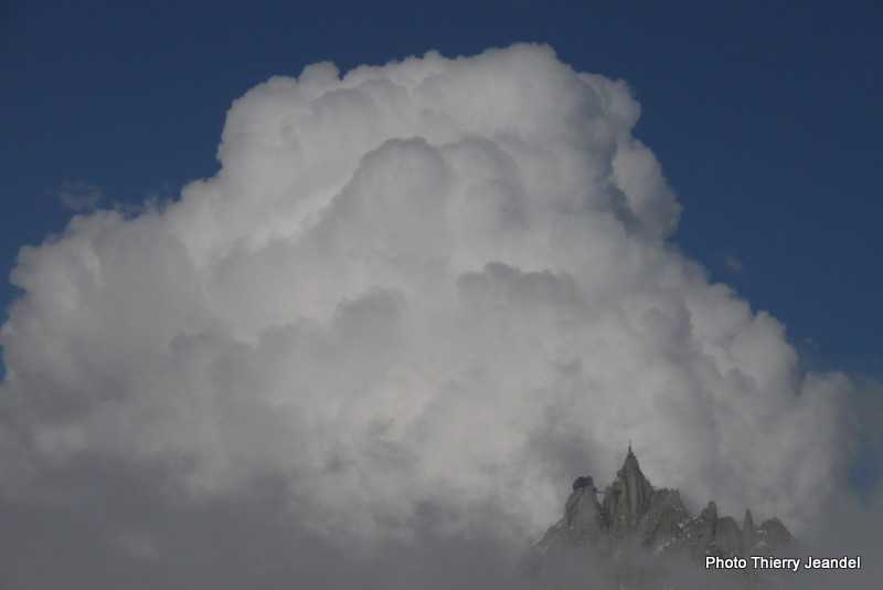 Cumulus noyant l'Aiguille du midi