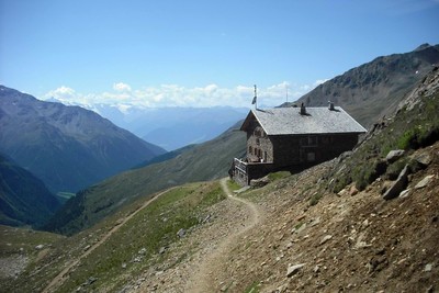 il rifugio all'imbrunire il rifugio all'imbrunire
