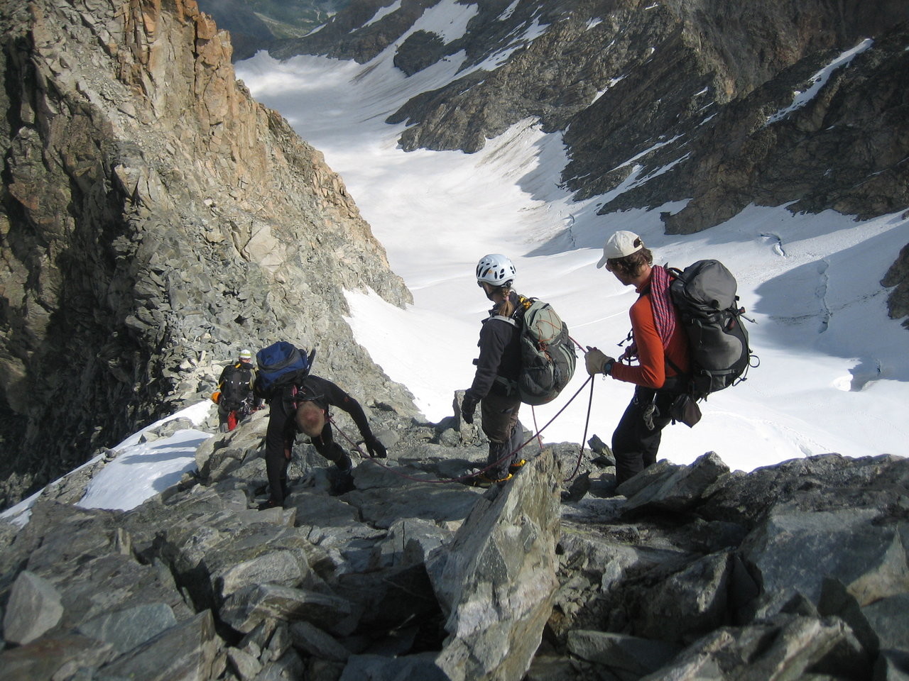 Un groupe descend la voie normale