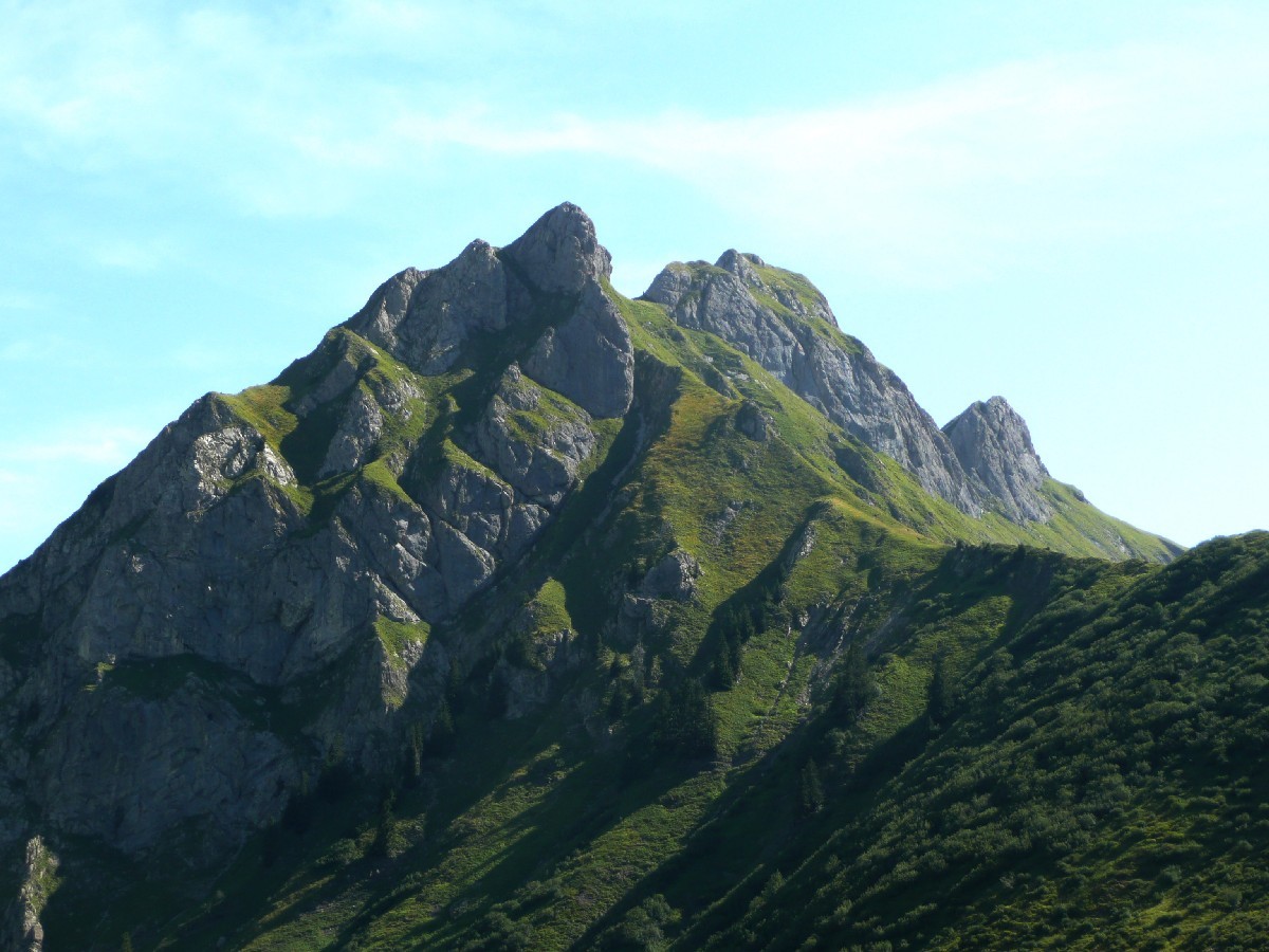 Arêtes du Roc d'Enfer vues de la descente vers le col du Foron